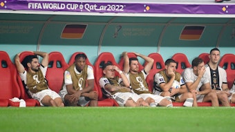 So sehen WM-Versager aus: Enttäuschte DFB-Stars sitzen auf der Auswechselbank in Katar. Dabei ist auch Jonas Hofmann (3. v. l.) von Borussia Mönchengladbach. Das Foto stammt vom 1. Dezember 2022. Die Blicke der Spieler sagen alles.