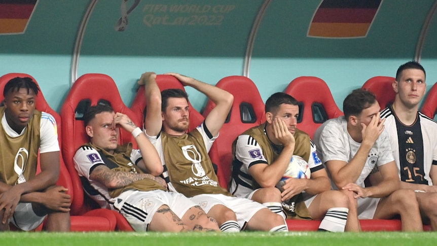 So sehen WM-Versager aus: Enttäuschte DFB-Stars sitzen auf der Auswechselbank in Katar. Dabei ist auch Jonas Hofmann (3. v. l.) von Borussia Mönchengladbach. Das Foto stammt vom 1. Dezember 2022. Die Blicke der Spieler sagen alles.