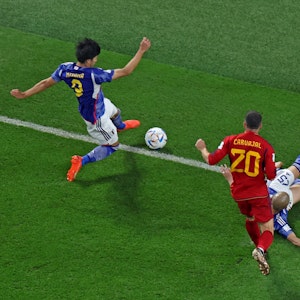 Kaoru Mitoma kratzt den Ball vor Japans 2:1-Siegtor bei der WM 2022 gegen Spanien agerade noch von der Grundlinie.