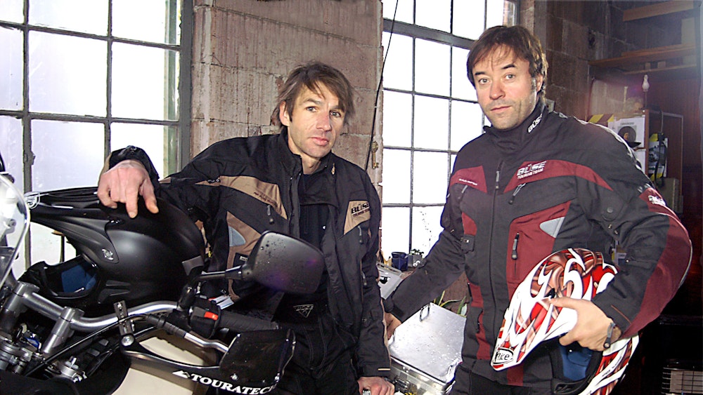 Die Schauspieler und Freunde Jan Josef Liefers (r) und Tobias Langhoff stehen in Motorradmonturen an ihren Motorrädern.
