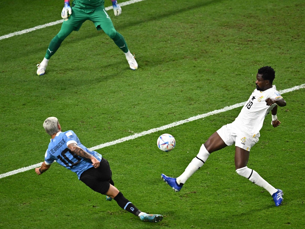 Giorgian De Arrascaeta erzielt das Tor zum 2:0 für Uruguay im WM-Vorrundenspiel gegen Ghana.