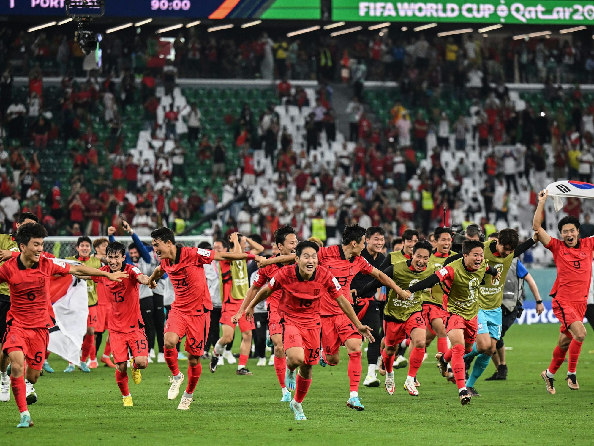 Südkorea jubelt nach dem 2:1-Sieg im WM-Vorrundenspiel am 2. Dezember 2022 gegen Portugal, das den Einzug ins Achtelfinale bedeutete.