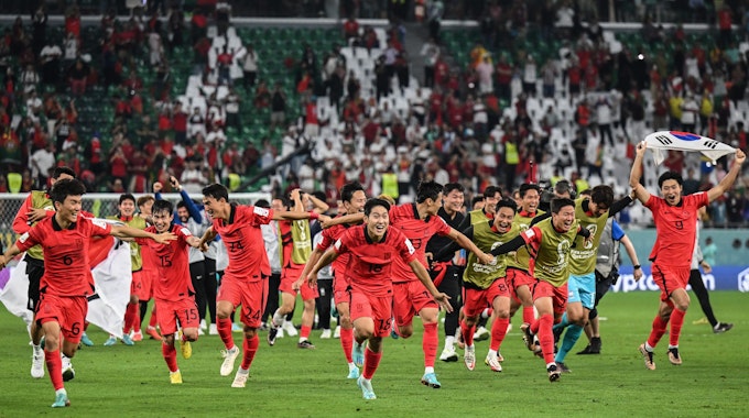 Südkorea jubelt nach dem 2:1-Sieg im WM-Vorrundenspiel am 2. Dezember 2022 gegen Portugal, das den Einzug ins Achtelfinale bedeutete.