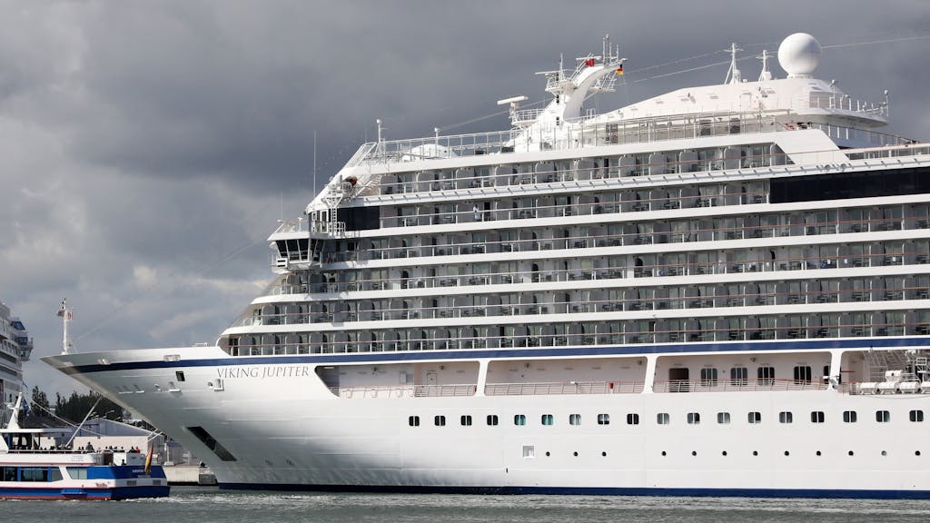 Die Kreuzfahrtschiffe „Norwegian Pearl“ (l) der Reederei Norwegian Cruise Line und „Viking Jupiter“ der Reederei Viking Ocean Cruises haben am Passagierkai des Ostseebades Warnemünde festgemacht.