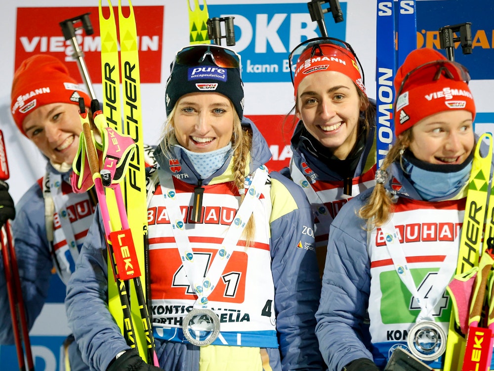 Denise Herrmann-Wick, Anna Weidel, Vanessa Voigt und Sophia Schneider freuen sich über Platz zwei in der Biathlon-Staffel in Finnland.