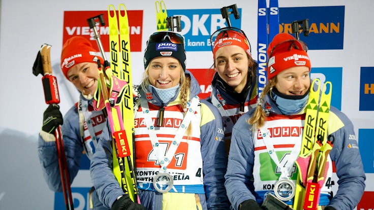 Denise Herrmann-Wick, Anna Weidel, Vanessa Voigt und Sophia Schneider freuen sich über Platz zwei in der Biathlon-Staffel in Finnland.