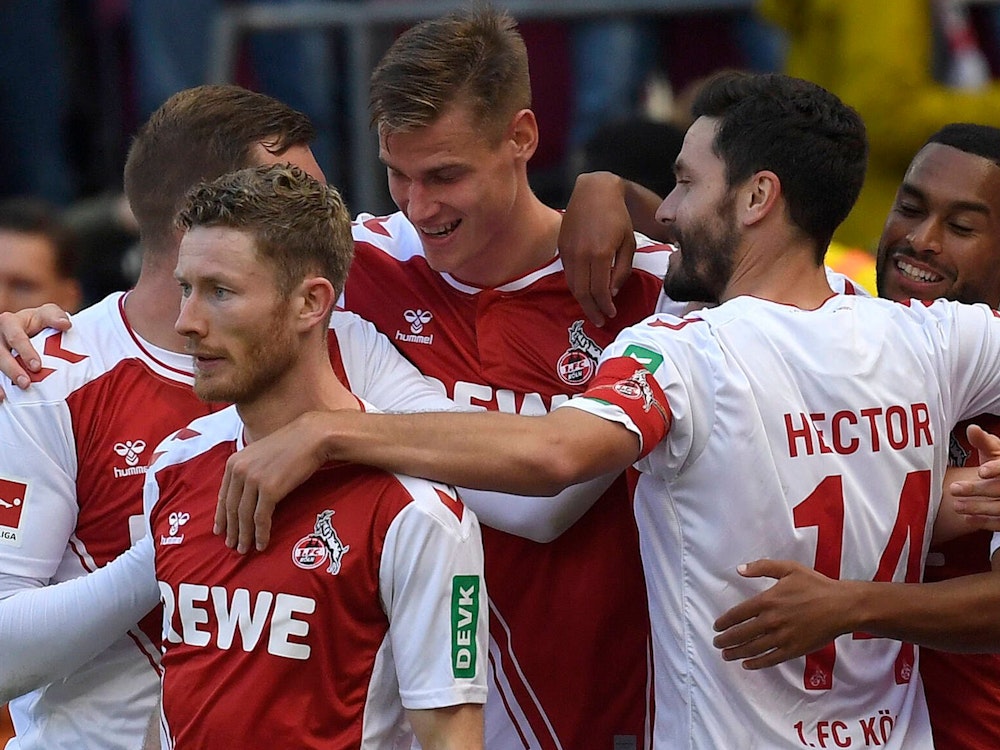 1 Profis.  FC Köln jubeln, hier über den Sieg gegen Borussia Dortmund am 1. Oktober 2022.