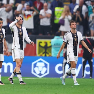 Die Spieler der deutschen Nationalmannschaft laufen nach dem WM-Aus enttäuscht über das Fußballfeld.