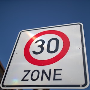 Ein Schild zeigt eine Tempo-30-Zone.