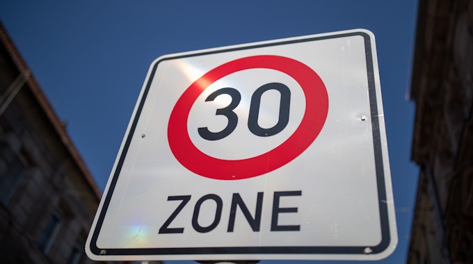 Ein Schild zeigt eine Tempo-30-Zone.