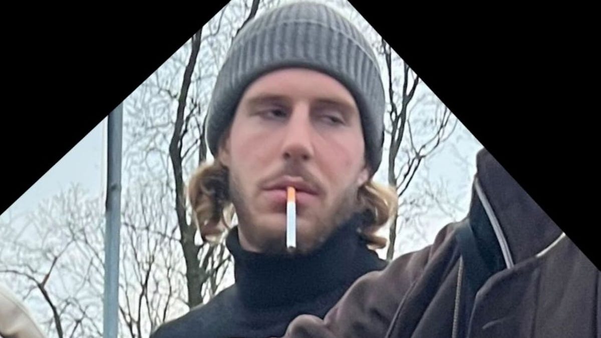Ein Mann, den die Kölner Polizei sucht, hat eine Zigarette im Mund.&nbsp;