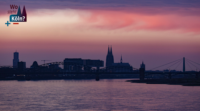 Das Bild zeigt den Sonnenuntergang über der Skyline von Köln.