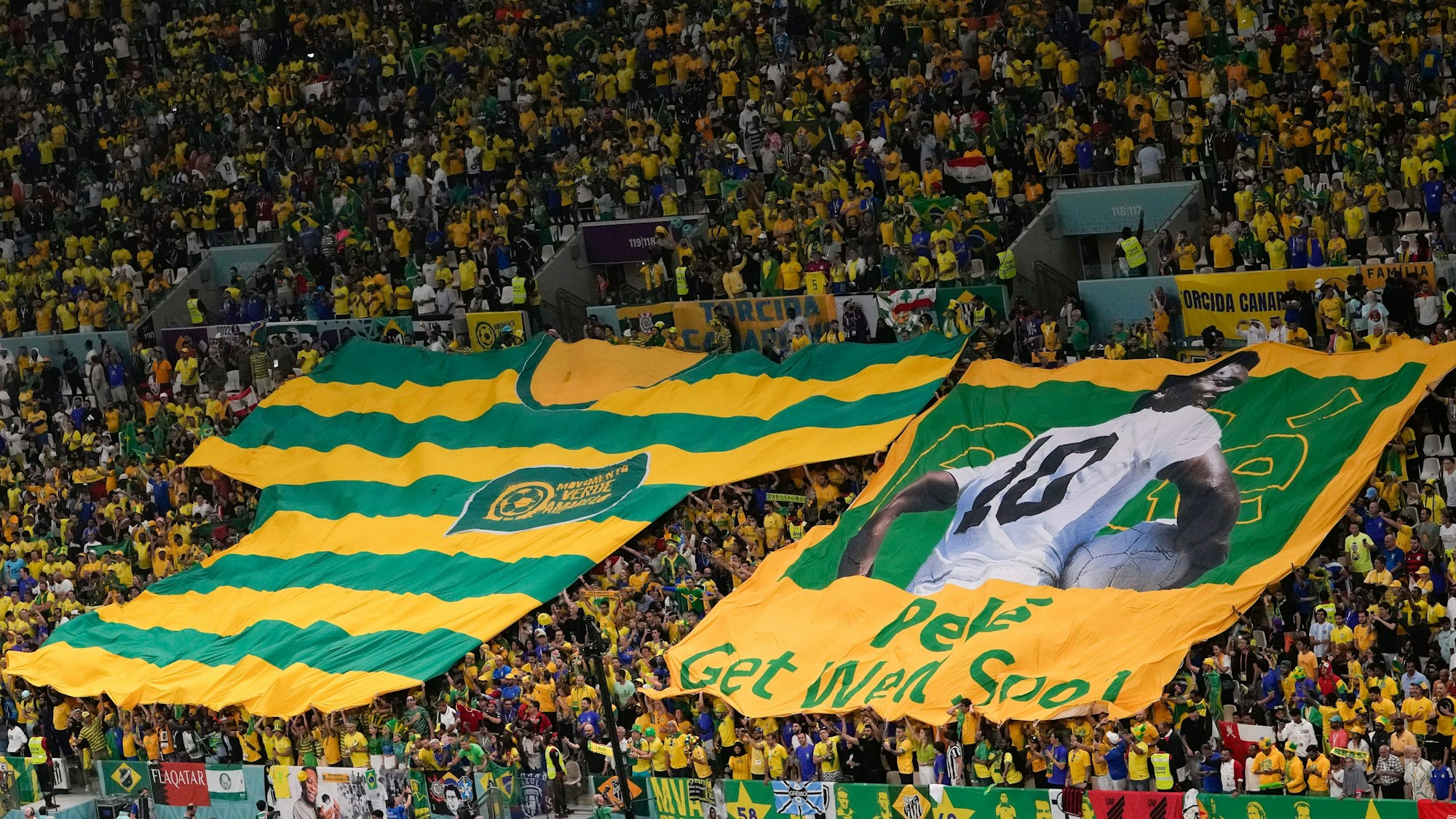 Fans aus Brasilien zeigen ein übergroßes Trikot vom ehemaligen Spieler Pele auf der Tribüne.