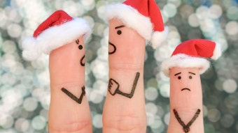 Finger mit Weihnachtsmannmützen und aufgemalten Gesichtern als streitendes Paar mit weinendem Kind.