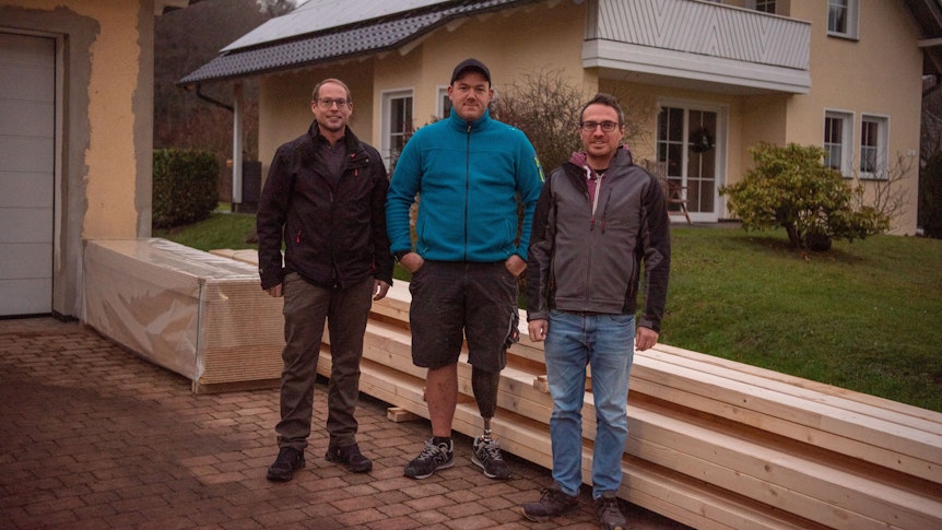 Das Foto zeigt Christian Lorse, Stefan Züll, Thomas Mahlberg von der Firma Lorse und Mahlberg GbR. Züll hat vor vier Jahren sein Bein verloren und arbeitet heute wieder auf dem Bau.