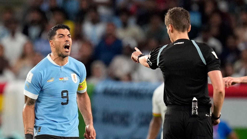 Luis Suarez beschwert sich im WM-Vorrundenspiel Uruguays gegen Ghana bei Schiedsrichter Daniel Siebert.