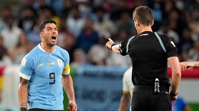 Luis Suarez beschwert sich im WM-Vorrundenspiel Uruguays gegen Ghana bei Schiedsrichter Daniel Siebert.