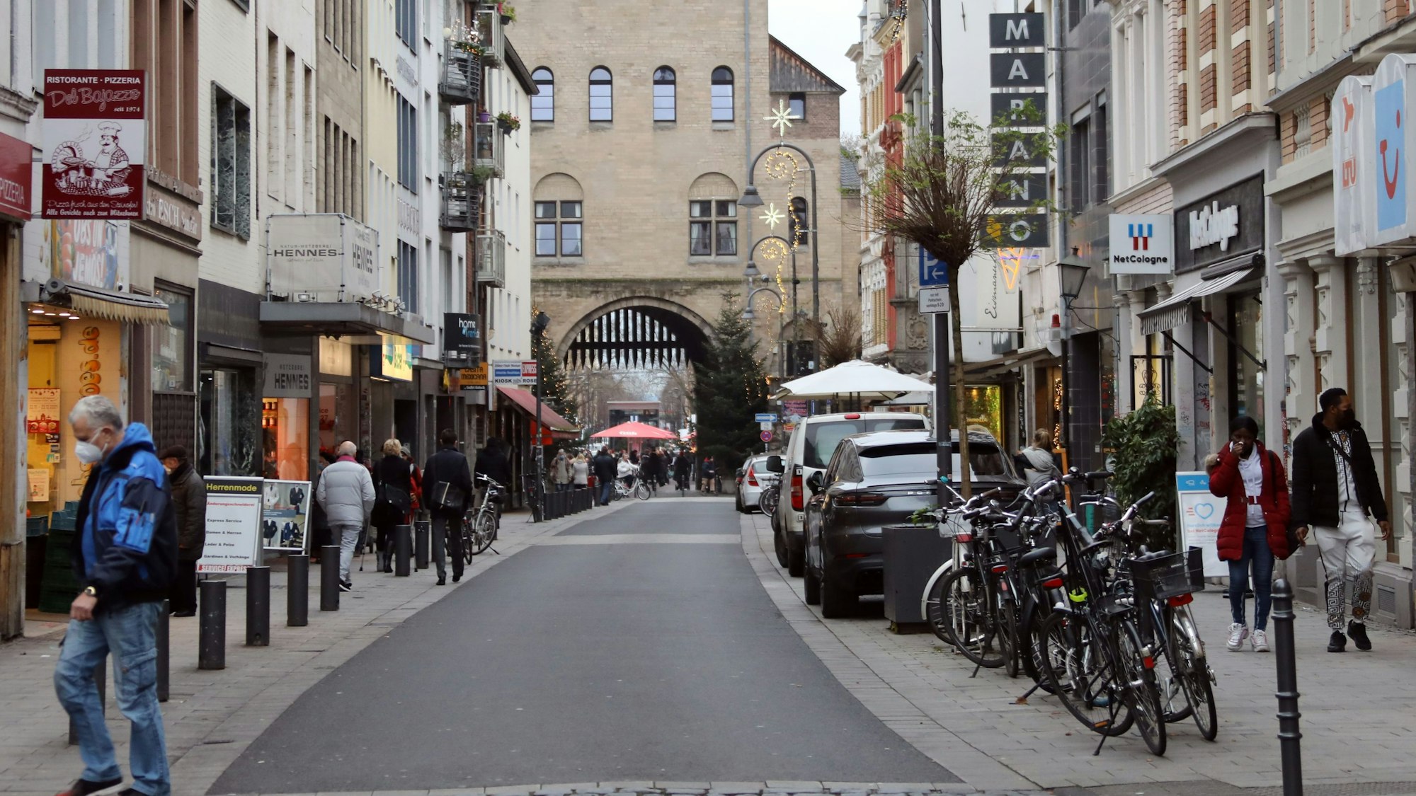 Menschen laufen über die Severinstraße in der Kölner Südstadt.