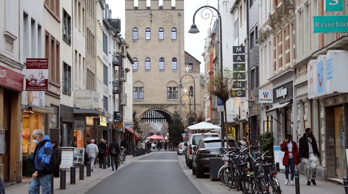 Menschen laufen über die Severinstraße in der Kölner Südstadt.