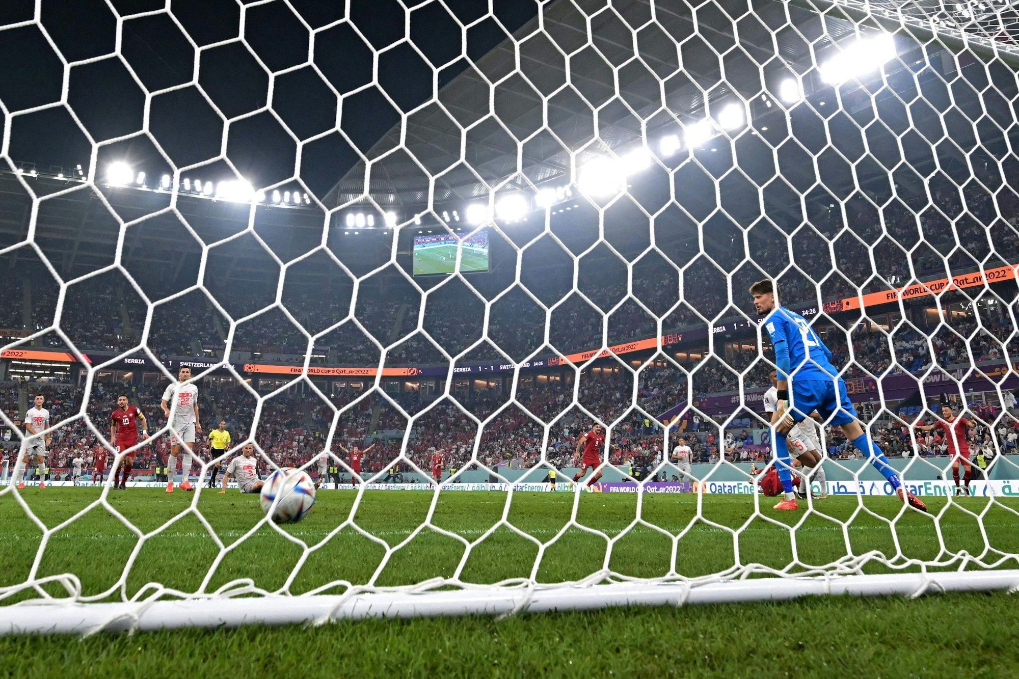 Dusan Vlahovic erzielt das Tor zum 2:1 für Serbien im WM-Vorrundenspiel gegen die Schweiz.