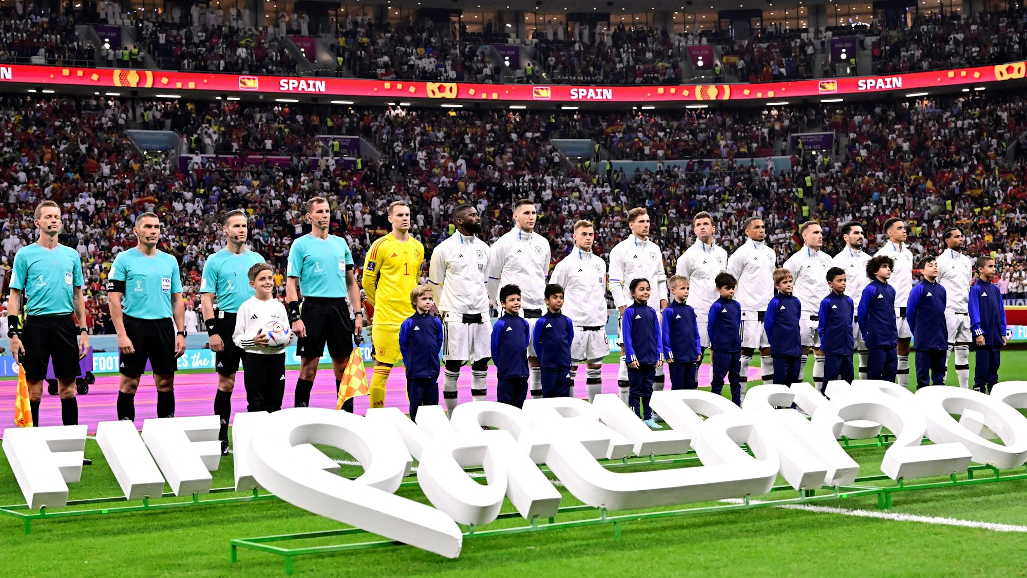 Die deutsche Nationalmannschaft bei der Nationalhymne vor dem Gruppenspiel gegen Spanien bei der WM 2022