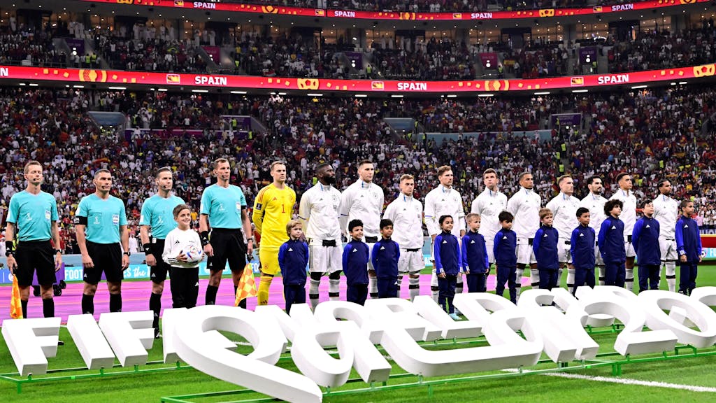 Die deutsche Nationalmannschaft bei der Nationalhymne vor dem Gruppenspiel gegen Spanien bei der WM 2022
