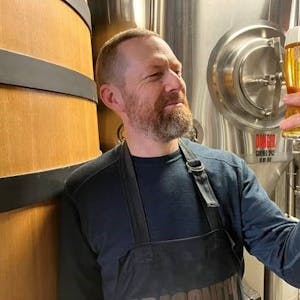 Conrad Gmoser von der Brassneck Brewery trinkt sein Kölsch.