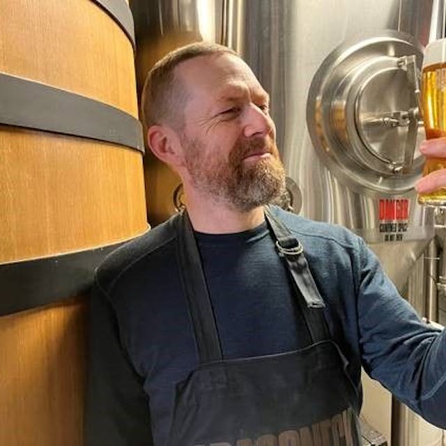 Conrad Gmoser von der Brassneck Brewery trinkt sein Kölsch.