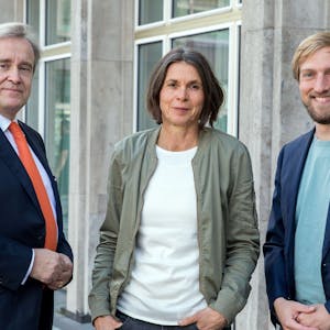Bernd Petelkau, Christiane Martin und Christian Achtelik stehen vor dem Kölner Rathaus.