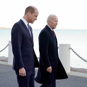 US-Präsident Joe Biden und der britische Thronfolger Prinz William gehen nebeneinander her.