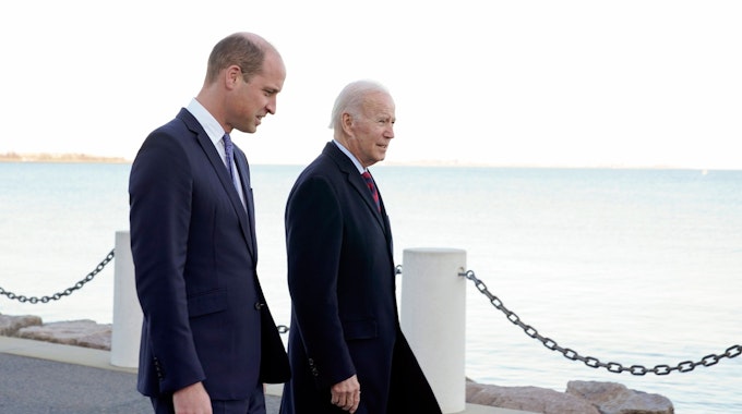 US-Präsident Joe Biden und der britische Thronfolger Prinz William gehen nebeneinander her.