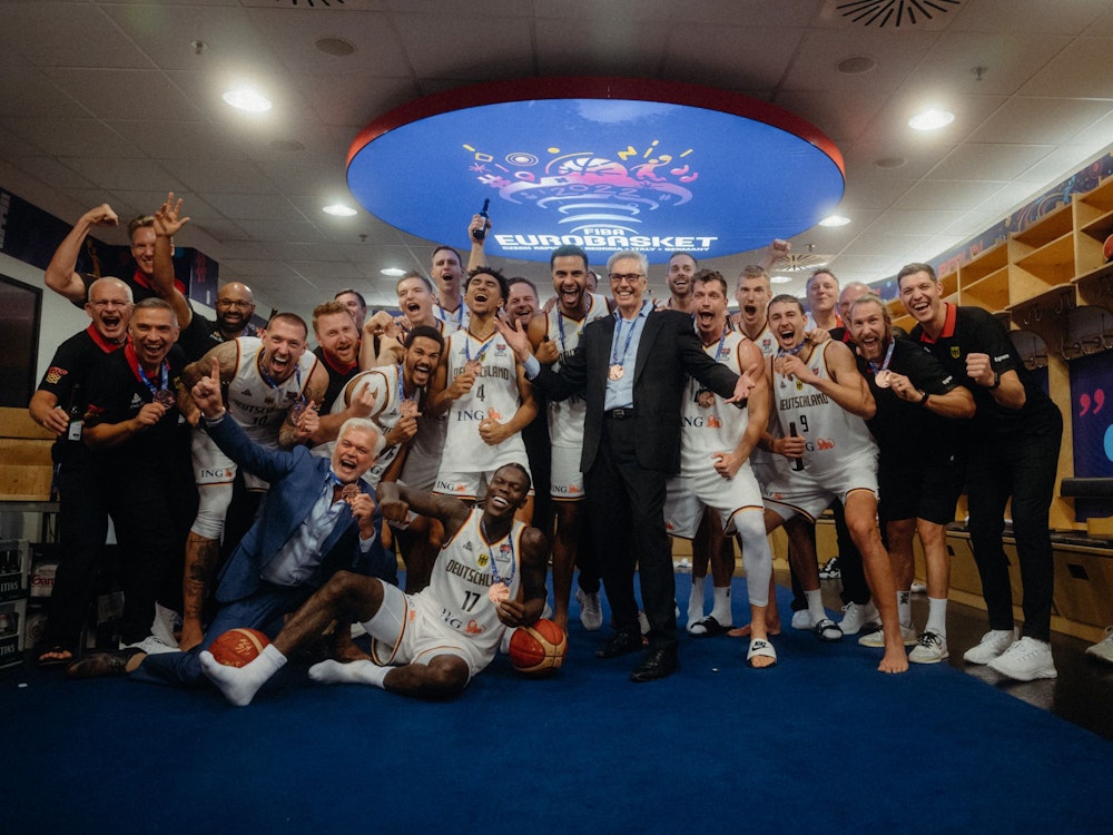 Die deutsche Basketball-Nationalmannschaft jubelt über den dritten Platz bei der EuroBasket 2022.
