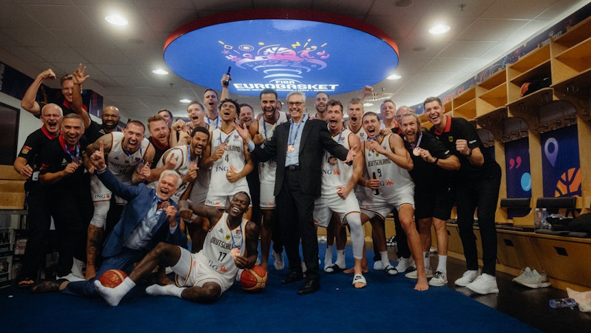 Deutschlands Basketballer posieren nach dem gewonnenen Spiel um Platz drei bei der EM am 18. September 2022 für ein Gruppenfoto in der Kabine.