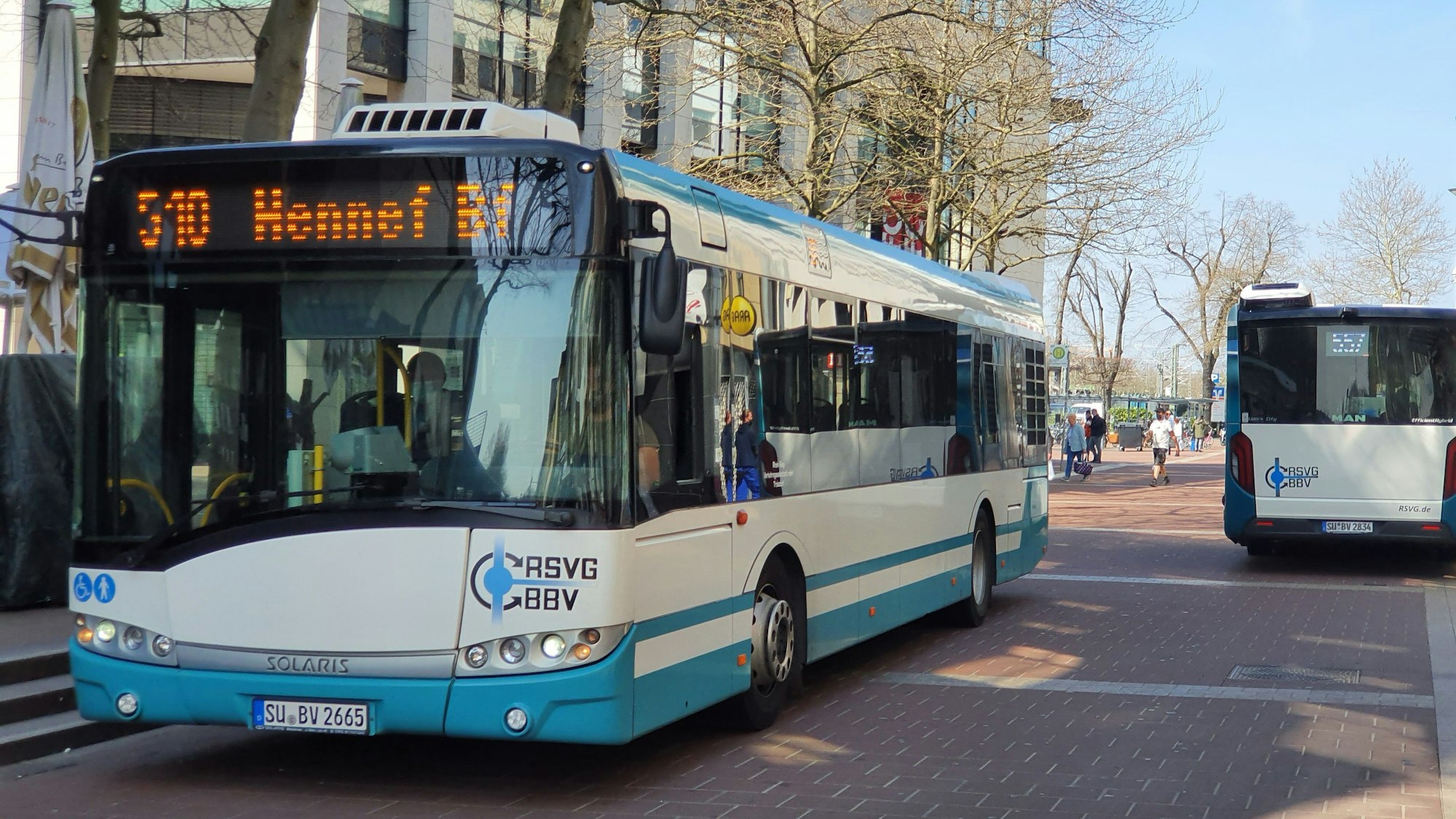 Ein Bus der RSVG fährt durch Siegburg.