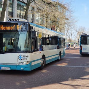 Zwei Linienbusse der Rhein-Sieg-Verkehrsgesellschaft fahren auf dem Europaplatz vor dem ICE-Bahnhof Siegburg/Bonn.