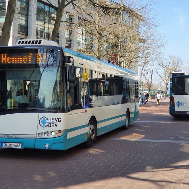 Zwei Linienbusse der Rhein-Sieg-Verkehrsgesellschaft fahren auf dem Europaplatz vor dem ICE-Bahnhof Siegburg/Bonn.
