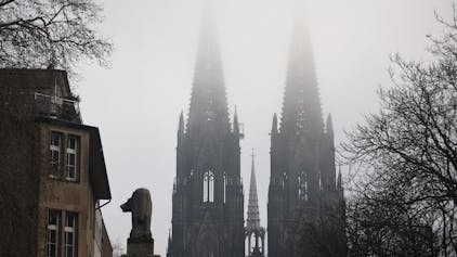 Dichte Nebelschwaden ziehen um die Turmspitzen des Kölner Doms.