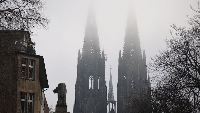 Dichte Nebelschwaden ziehen um die Turmspitzen des Kölner Doms.