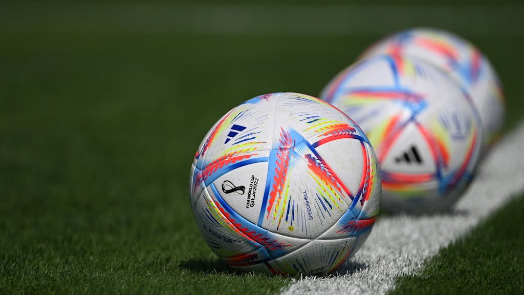Drei Ausführungen des Spielballs Al Rihla für die WM 2022 liegen auf einem Trainingsplatz in Katar.