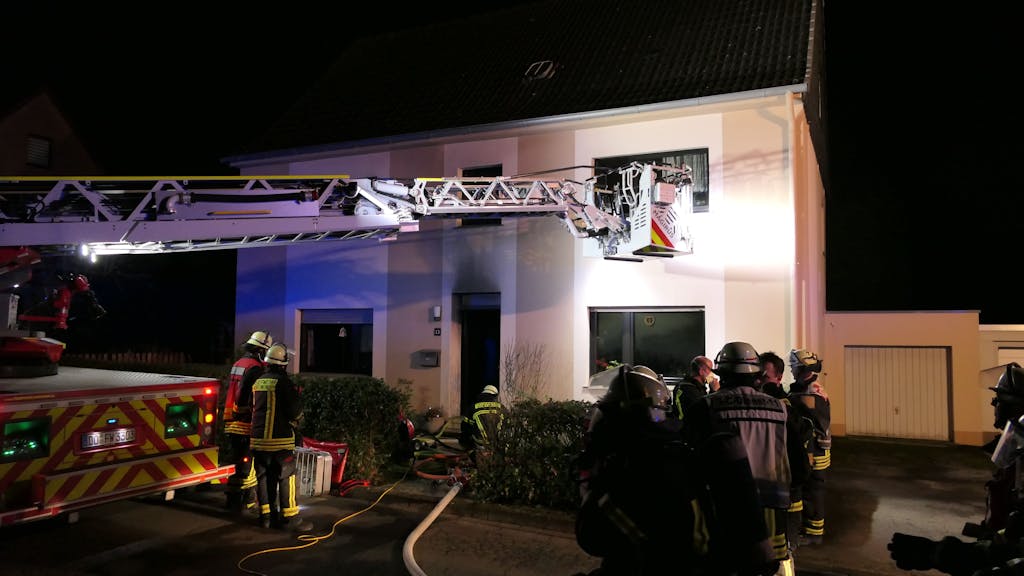 Feuerwehr mit Drehleiter bei einem Brand in Dortmund im Einsatz. Ein Feuer in der Küche kostete eine Frau das Leben.