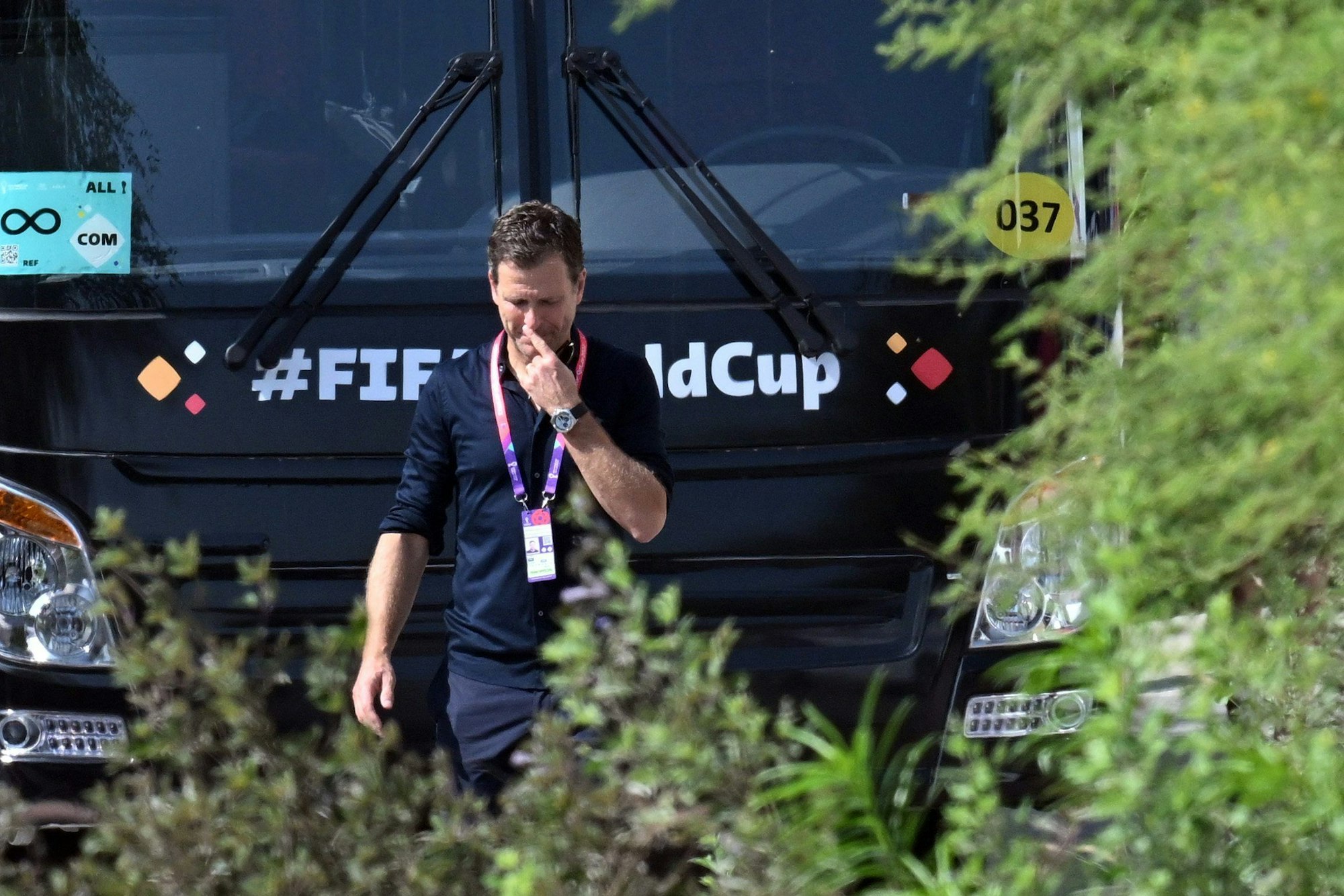 Oliver Bierhoff steht vor dem Mannschaftsbus. Nach dem Aus in der Vorrunde reist das Team zurück nach Deutschland.