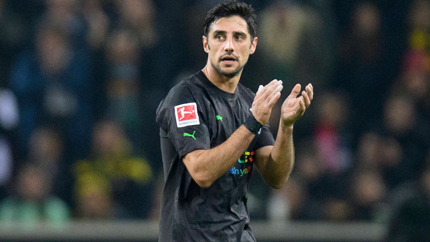 Lars Stindl, Kapitän von Borussia Mönchengladbach, soll in Sachen Vertragsverlängerung zögern. Das Foto zeigt ihn beim Spiel gegen Borussia Dortmund am 11. November 2022 klatschend.
