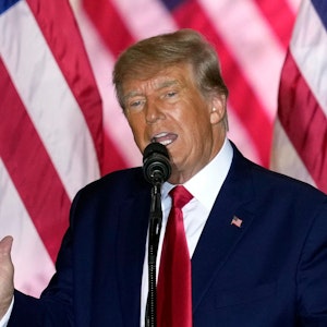 Der ehemalige Präsident der USA, Donald Trump, hält eine Rede. Im Hintergrund ist eine amerikanische Flagge zu sehen.