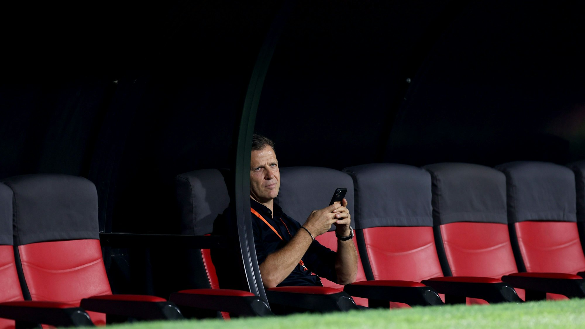 Nationalmannschaftsdirektor Oliver Bierhoff sitzt vor dem Spiel Deutschland gegen Costa Rica auf der Bank.