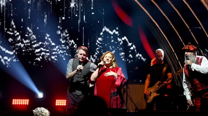 Jimmy (l), Kathy und Paul Kelly (r) beim Tour-Auftakt der Kelly Family „Mega Christmas-Show“.