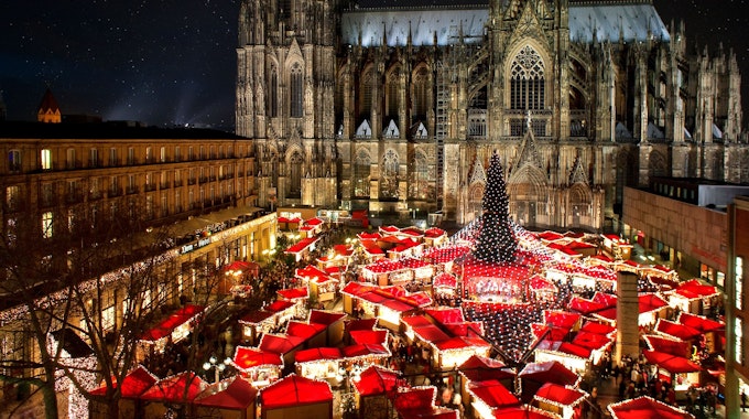 Zahlreiche Weihnachtsmärkte in Köln stimmen auf die besinnliche Adventszeit ein, wie hier am Kölner Dom.