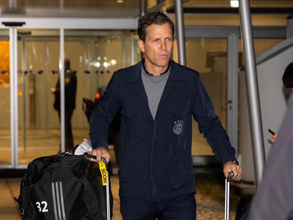 Teammanager Oliver Bierhoff kommt am Flughafen München an.