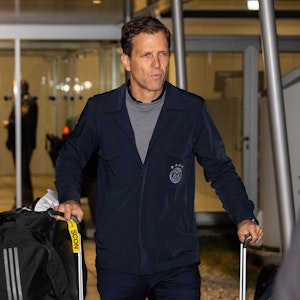 Teammanager Oliver Bierhoff kommt am Flughafen München an.