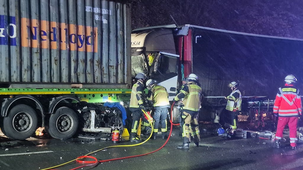 Helfer stehen an einer Unfallstelle auf der&nbsp;A1. Bei dem schweren Verkehrsunfall mit je zwei Pkw und Lkw auf der A1 bei Dortmund sind zwei Menschen schwer verletzt worden.