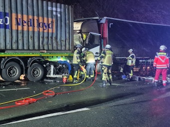 Helfer stehen an einer Unfallstelle auf derA1. Bei dem schweren Verkehrsunfall mit je zwei Pkw und Lkw auf der A1 bei Dortmund sind zwei Menschen schwer verletzt worden.